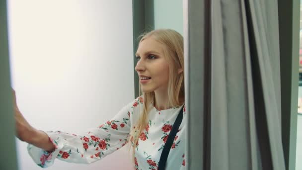 Menina alegre engraçado na cabine de fotos posando para a câmera se divertindo fazendo série de fotos — Vídeo de Stock