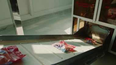 Şekerler konveyör Paketli. Şeker fabrikası.