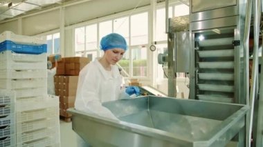 Şeker fabrikası. Fabrika işçisi kontrol Paketleme Makinası.