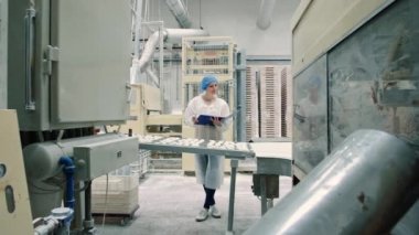 Şeker fabrikası. Denetleyici, taşıyıcıyı şekerlerle kontrol ediyor.
