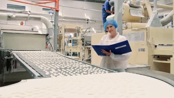 Contrôleur de contrôle convoyeur avec des bonbons. Usine de bonbons. — Video