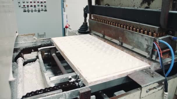 Fábrica de dulces. Máquina industrial que hace caramelos . — Vídeos de Stock