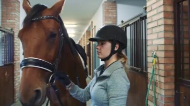 Genç kadın ata dizgin sıkma.