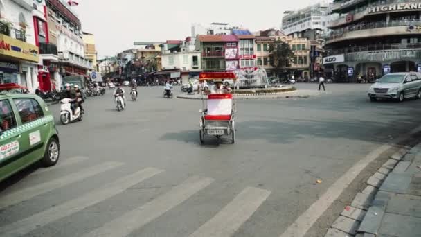 Riksja in het oude centrum van Hanoi, Vietnam. — Stockvideo