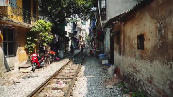 Hanoi Train Street a través de barrios marginales — Vídeo de stock