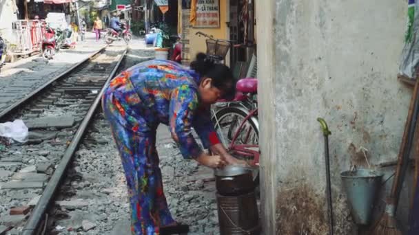 Hanoi Train Street através de favelas — Vídeo de Stock