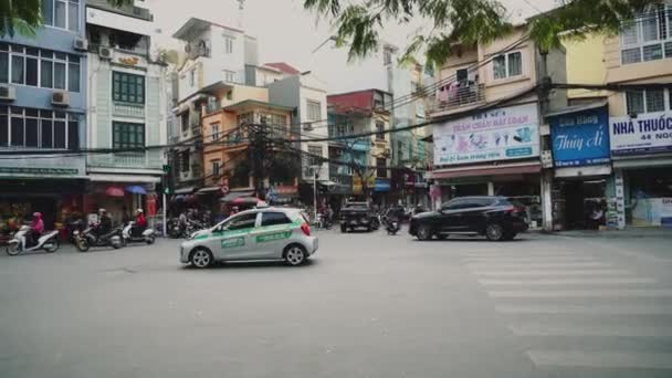 Motoren en ander verkeer navigeren door de drukke straten, Vietnam, Hanoi. — Stockvideo