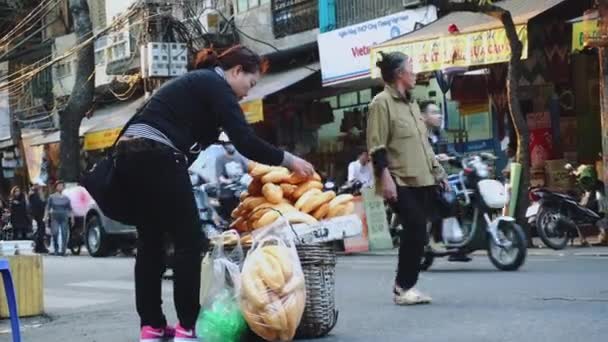 Dostawcy na ulicy rynku starego miasta w Hanoi, Wietnam. Kobieta ubrana sprzedaży żywności na ulicy. — Wideo stockowe