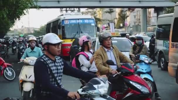 河内、越南、旧城、摩托车、汽车交通的繁华街景 — 图库视频影像