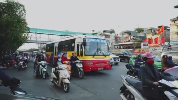 Na motocyklu jezdci nosí masky, ochrana proti smogu, Hanoj, Vietnam — Stock video