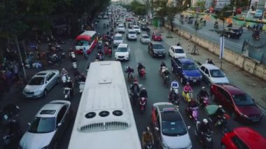 Rush Hour trafik gece karanlığında Hanoi, Vietnam meşgul.