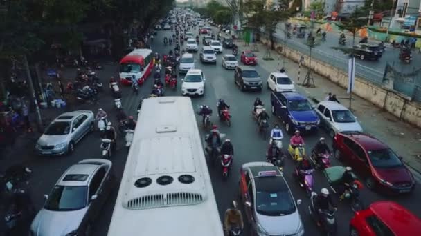 Ocupado tráfico hora punta al anochecer en Hanoi, Vietnam — Vídeos de Stock