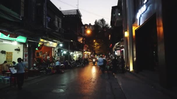 Dagelijkse stadse leven met mensen en verkeer, Hanoi, Vietnam, Asia. — Stockvideo