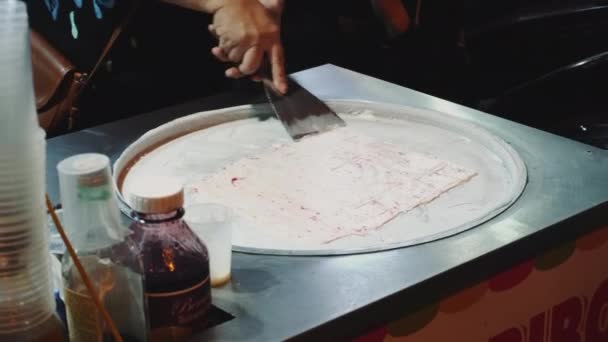 Una persona haciendo helado en la superficie metálica a lo largo de la calle de Hanoi . — Vídeos de Stock