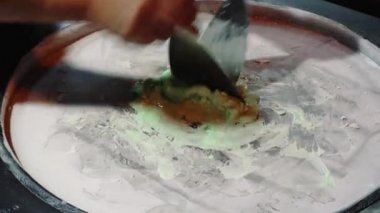 Bir kişi dondurma yapma Hanoi cadde boyunca Metal yüzeyi.