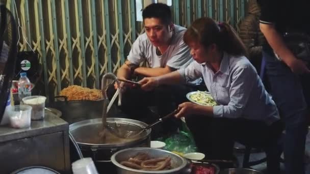 Вулична сцена з людьми в ресторані в Ханой, В "єтнам. — стокове відео