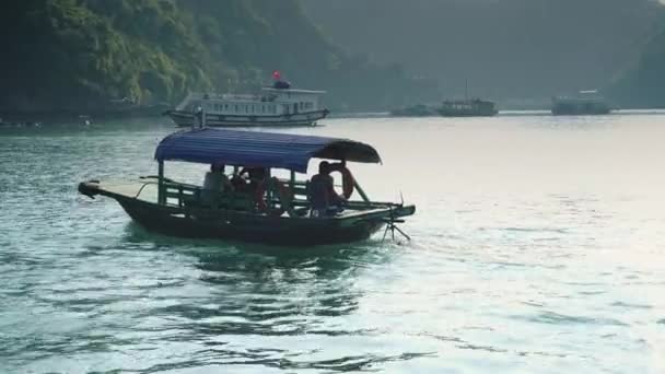 Kleines Boot in der Halong-Bucht — Stockvideo