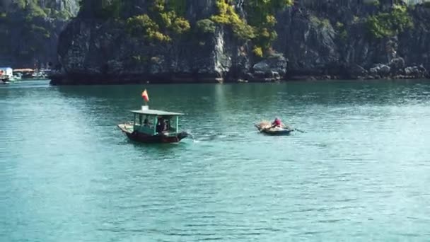 Kleine Boote in der Halong Bucht. Cat Ba. Vietnam — Stockvideo