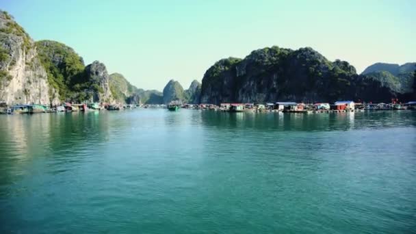 Ha Long Körfezi 'nde yüzen balıkçı köyü. Cat Ba Adası, Vietnam — Stok video