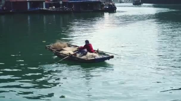 Vietnamesische Fischer im Boot in Ha Long Bay, Vietnam. — Stockvideo