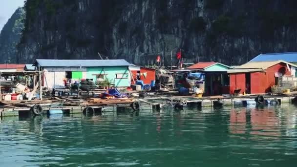 在下龙湾漂浮渔村。Cat Ba Island, Vietnam — 图库视频影像