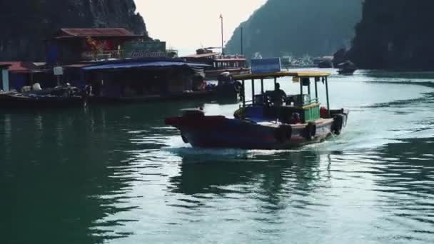 Туристичний човен у бухті Хей-Бей, кіт Ба, галонг-Бей, вітнам — стокове відео