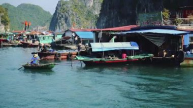 Ha Long Körfezi 'nde yüzen balıkçı köyü. Cat Ba Adası, Vietnam.