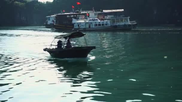 Vietnamesiska fiskare i båten vid Ha Long Bay, Vietnam. — Stockvideo