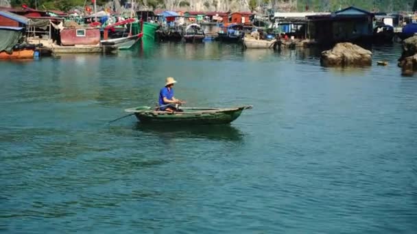 Pueblo pesquero flotante en la bahía de Ha Long. Cat Ba Island, Vietnam . — Vídeo de stock