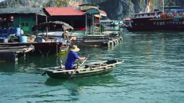 Pueblo pesquero flotante en la bahía de Ha Long. Cat Ba Island, Vietnam . — Vídeos de Stock