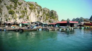 Ha Long Körfezi 'nde yüzen balıkçı köyü. Cat Ba Adası, Vietnam.