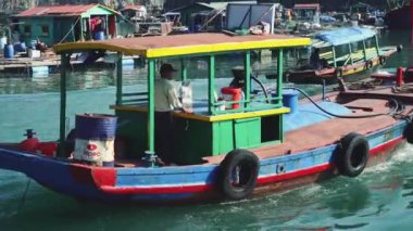 Vietnam, Ha Long Körfezi 'ndeki teknede Vietnamlı balıkçılar..