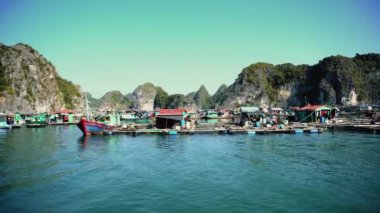 Ha Long Körfezi 'nde yüzen balıkçı köyü. Cat Ba Adası, Vietnam.