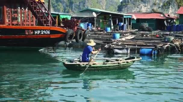 Schwimmendes Fischerdorf in der Ha Long Bay. Cat Ba Island, Vietnam. — Stockvideo