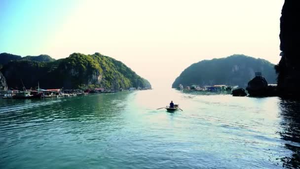 ハロン湾に浮かぶ漁村。ベトナムのキャット・バ島. — ストック動画