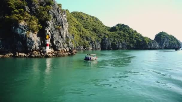 Barco em Ha Long Bay, Vietnã . — Vídeo de Stock