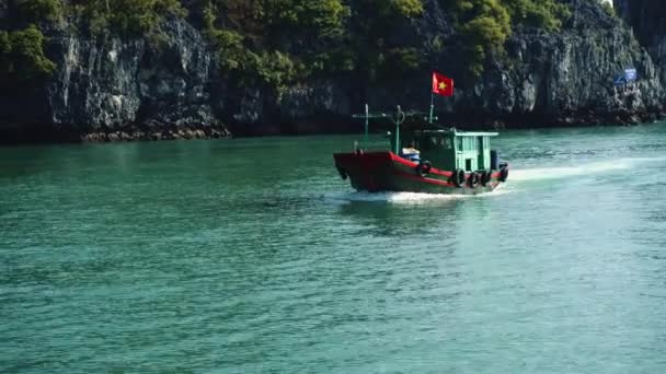 Βάρκα στο Κόλπος Χα Λονγκ, Βιετνάμ. — Αρχείο Βίντεο