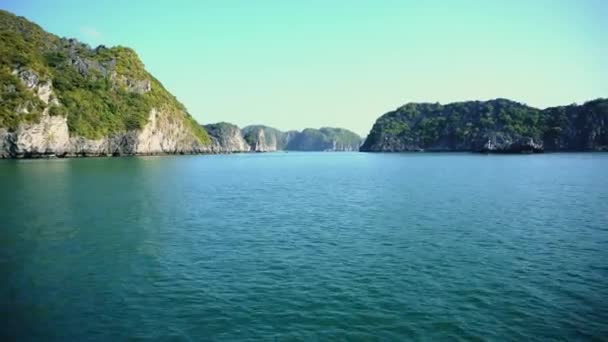 Nádherný vyhlídkový výhled na laguně Halong Bay, Ostrov Cat Ba Vietnam — Stock video