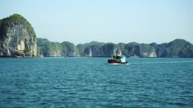 Halong Körfezi manzaralı tekne turu