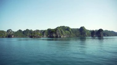 Halong Körfezi 'Nde doğa manzarasının önemsiz tekne yolculuğu görünümü Vietnam