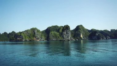 Halong Körfezi 'Nde dağ doruklarının panning Shot, Vietnam