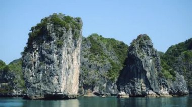 Halong Körfezi, Vietnam 'daki Güzel Rock Adası Manzarası.