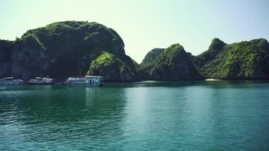 Halong Körfezi, Vietnam 'daki Güzel Rock Adası Manzarası.