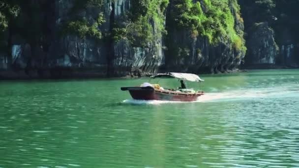 Tiro de um barco de pesca vietnamita em Halong Bay — Vídeo de Stock