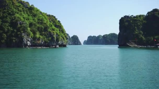 Água azul bonita da lagoa na baía de Halong — Vídeo de Stock