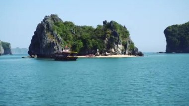 Halong Körfezi 'nde turist teknesinde seyahat görünümü