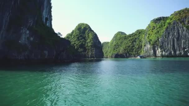 Água azul bonita da lagoa na baía de Halong — Vídeo de Stock