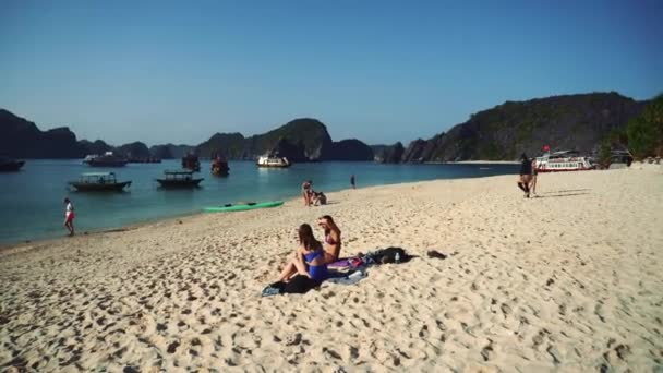 Vista panoramica dalla spiaggia di Halong Bay Vietnam — Video Stock