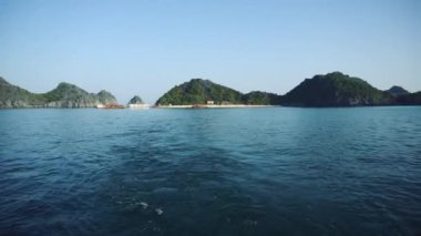 Halong Körfezi 'nde turist teknesinde seyahat görünümü