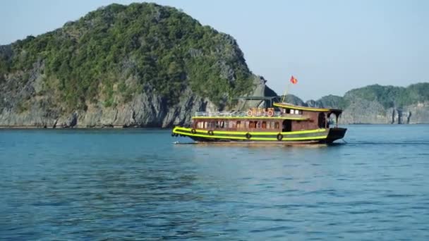 관광객 유람선 보트 in Lagoon Halong Bay, Cat Ba Island Vietnam — 비디오